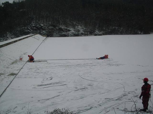 foto 014.jpg - Výcvik na zamrzlé hladině vodní nádrže Suchomasty